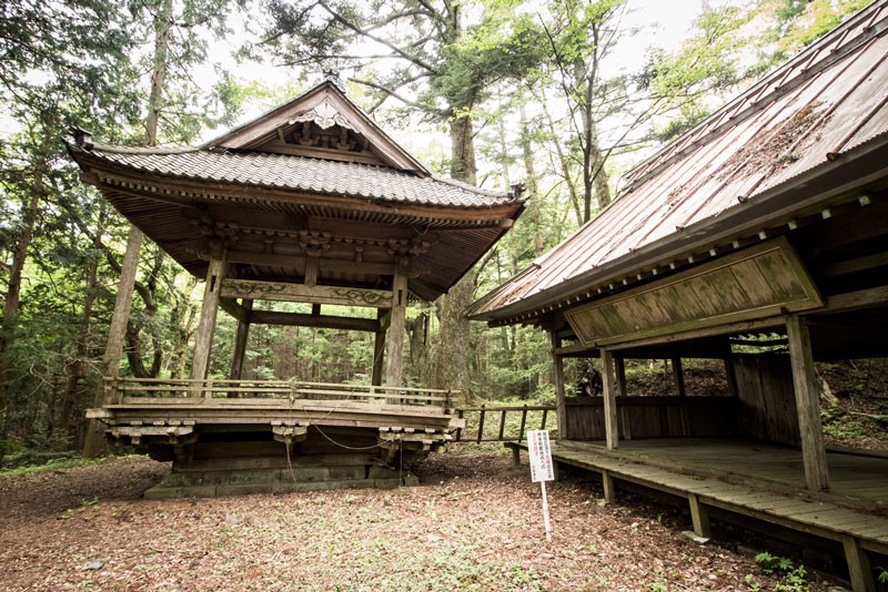 四尾連湖の奥深くの森には朽ちた子安神社が。この子安神社ひとつとっても、語れることはたくさんあるという