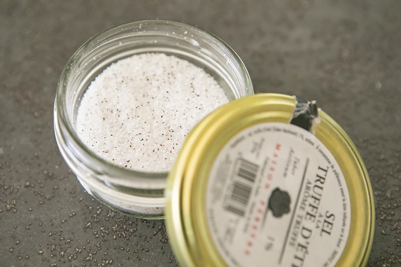 トリュフ塩は、カルディや成城石井、インターネットなどで購入できる。豊田さんが使っているのは知人から海外旅行土産でもらったもの