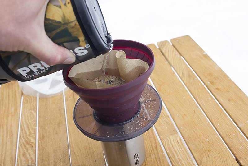 真空断熱のカップに直接ドリップすれば、コーヒーはいつまでも熱いまま。最初にカップ内にお湯を淹れて予熱しておけばさらに完璧です。