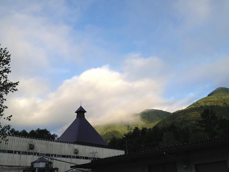 長野県南信、駒ヶ根にあるマルス信州蒸溜所。木曽駒ケ岳の麓にある。 （写真：SOTONOMO）