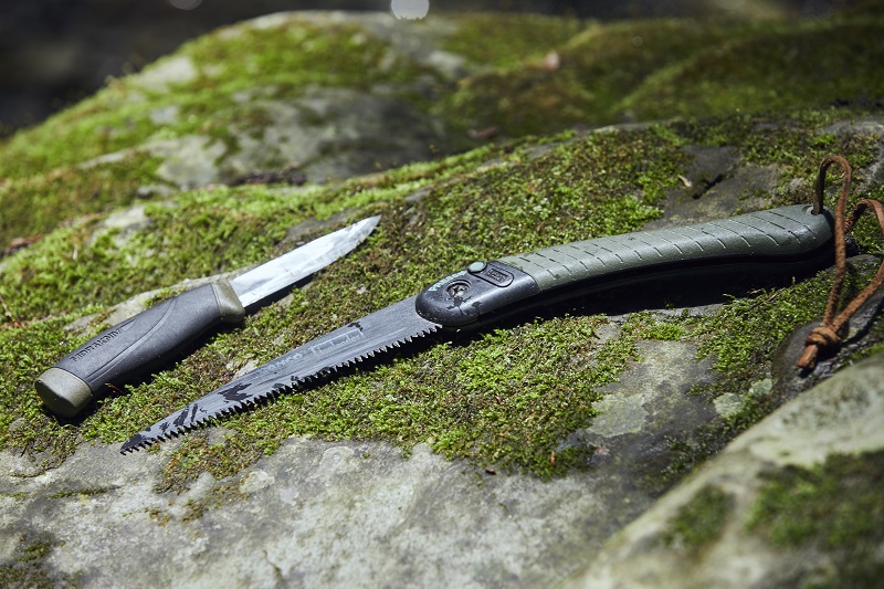 「２つ合わせても１万円でお釣りがくる」というMORAKNIVのナイフとの組み合わせが尾崎さんの定番。