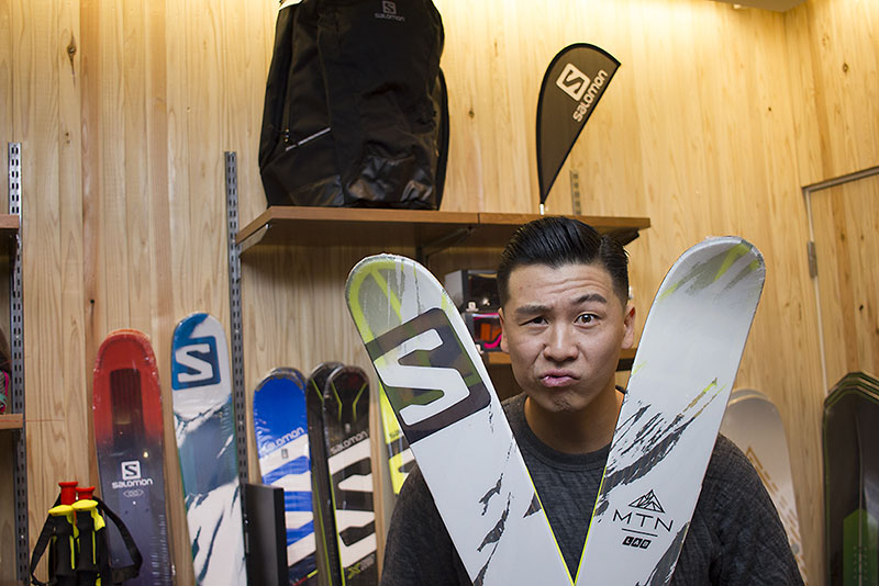 かつてアルペンスキーヤーとしてワールドカップ2位入賞など輝かしい成績を残し、現在はフリースタイルスキーヤーとして活躍する佐々木明氏。「みんな札幌を遊びつくしましょう！」
