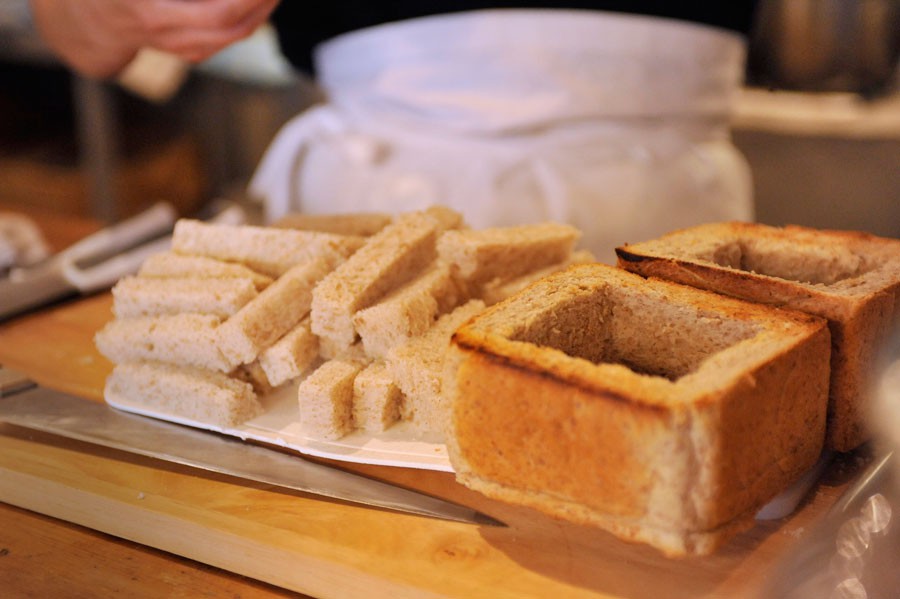 パンを弁当箱にして、中身はどうするの？というともちろんしっかり活用します。食べやすいサイズに切ってフォンデュ用にしたらオーブンへ。