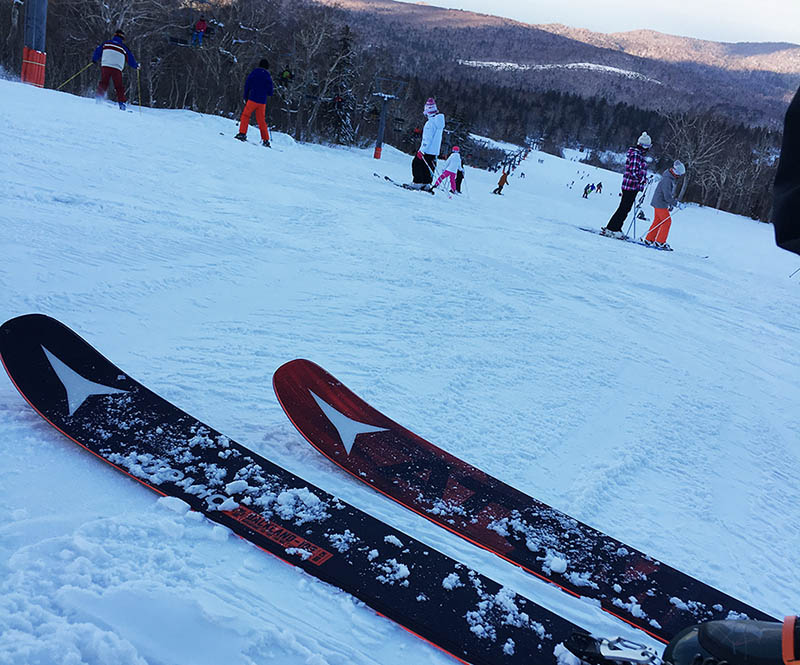 札幌国際スキー場で一滑り。ワタクシ、スキーはアトミックを履いております。どんな斜面でも抜群の性能を発揮してくれるので、大変お気に入り。