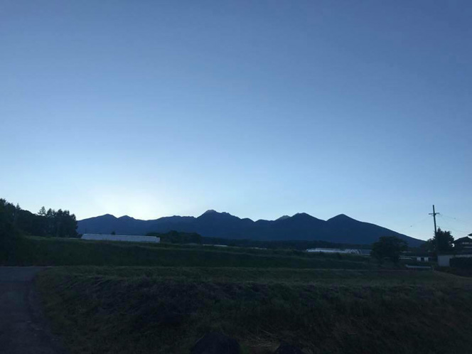 (提供写真）畑から。日の出前の八ヶ岳連峰。