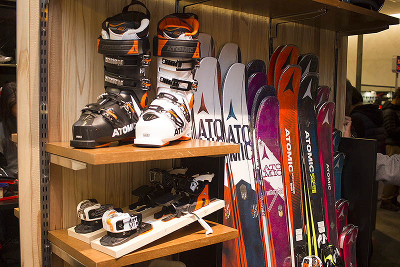 スキーシーズンということもあり、サロモン＆アトミック製品はかなり豊富に揃っていました。販売だけでなく、チューンナップなどアフターサービスも充実。
