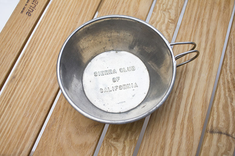 アメリカでは古くからアウトドア食器の定番として定着しているシェラカップは、シェラクラブという自然保護団体が公式用品として採用したカップが原点。こちらは戦前に作られた最初期のオリジナルシェラカップで、スチール製のもの。現在はステンレス製が主流。