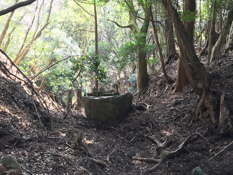 古道整備の中で松本さんらが掘り出した石仏も祀られている