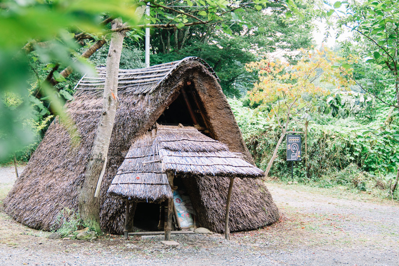 この竪穴式住居「イオ」は、京子さんから政喜さんへの誕生日プレゼント。