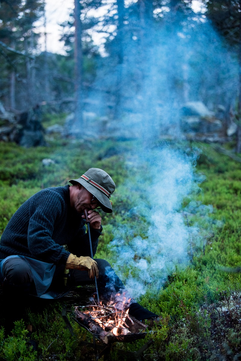 スウェーデン、イエリバーレの深い森のなかで焚き火を披露した寒川さん