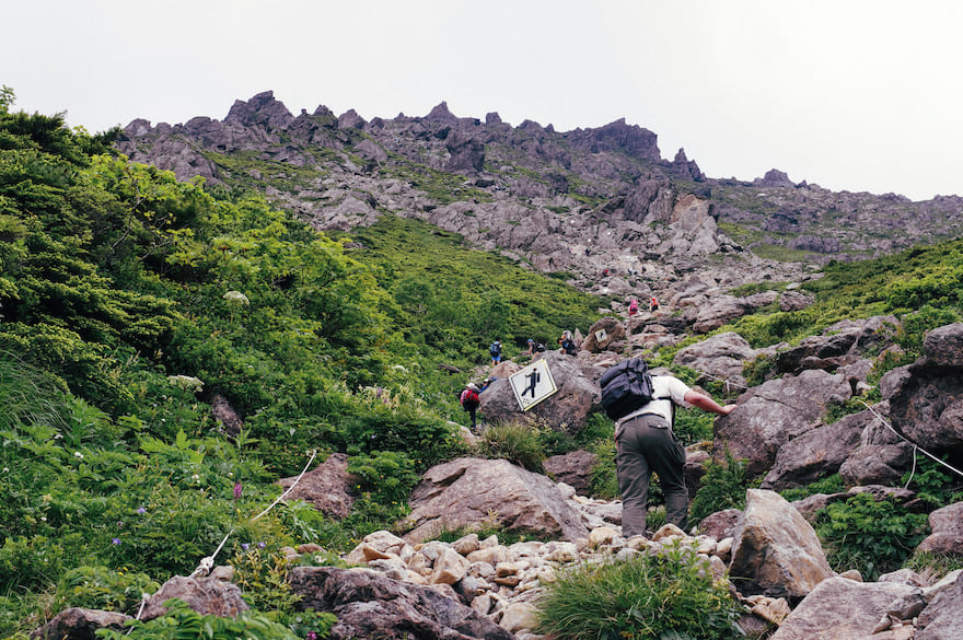 岩肌を詰める早池峰山登山道の写真素材