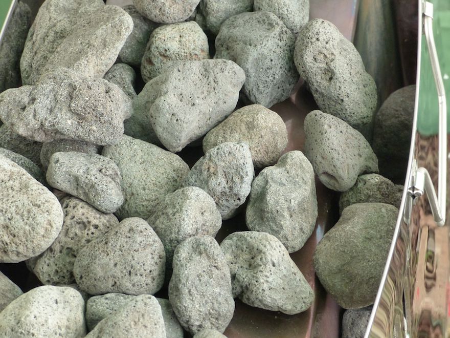 テントサウナに使う石は専用のものを！