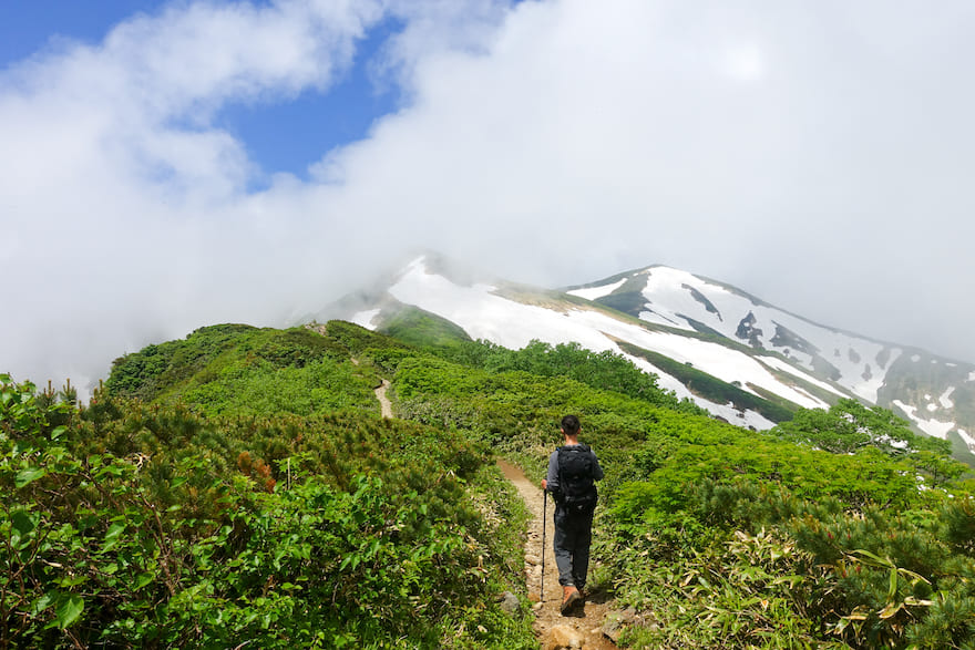 小朝日岳は視界がひらけ、大朝日岳山頂を眺めながら雄大な稜線歩きを堪能できる