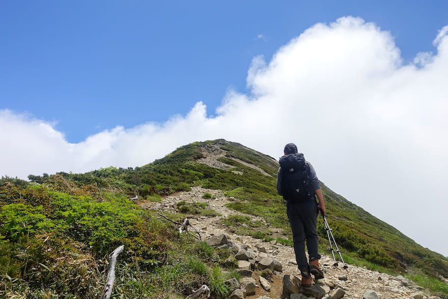 大朝日岳山頂避難小屋から山頂までのゴロゴロとした登山道