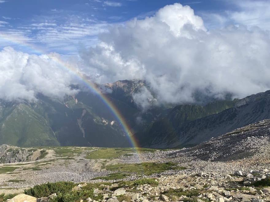 日本百名山の薬師岳へ　山頂には虹の姿も