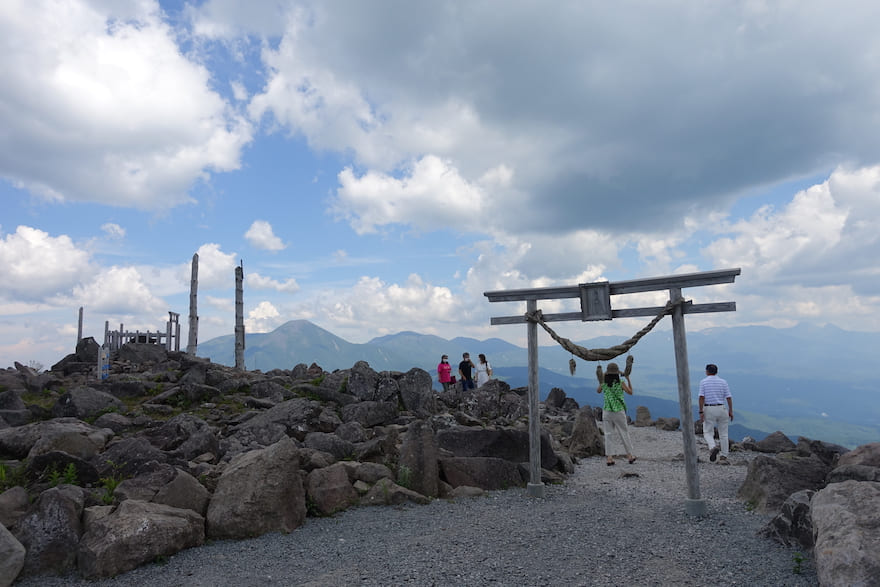 山頂からはアルプスの絶景が。晴れていれば富士山も！