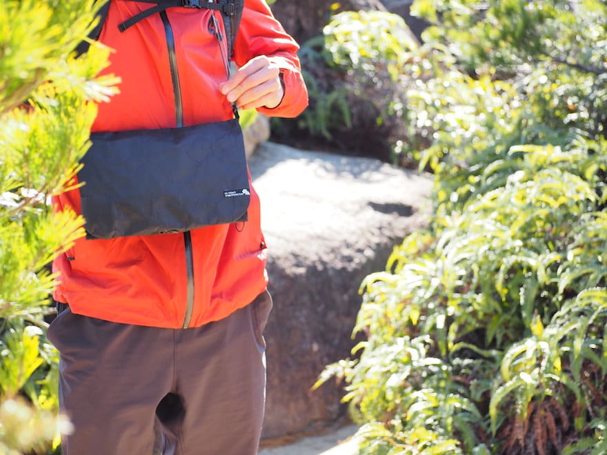 ハイキング中、ストレスなく小物を取り出せる「サコッシュ」という選択肢