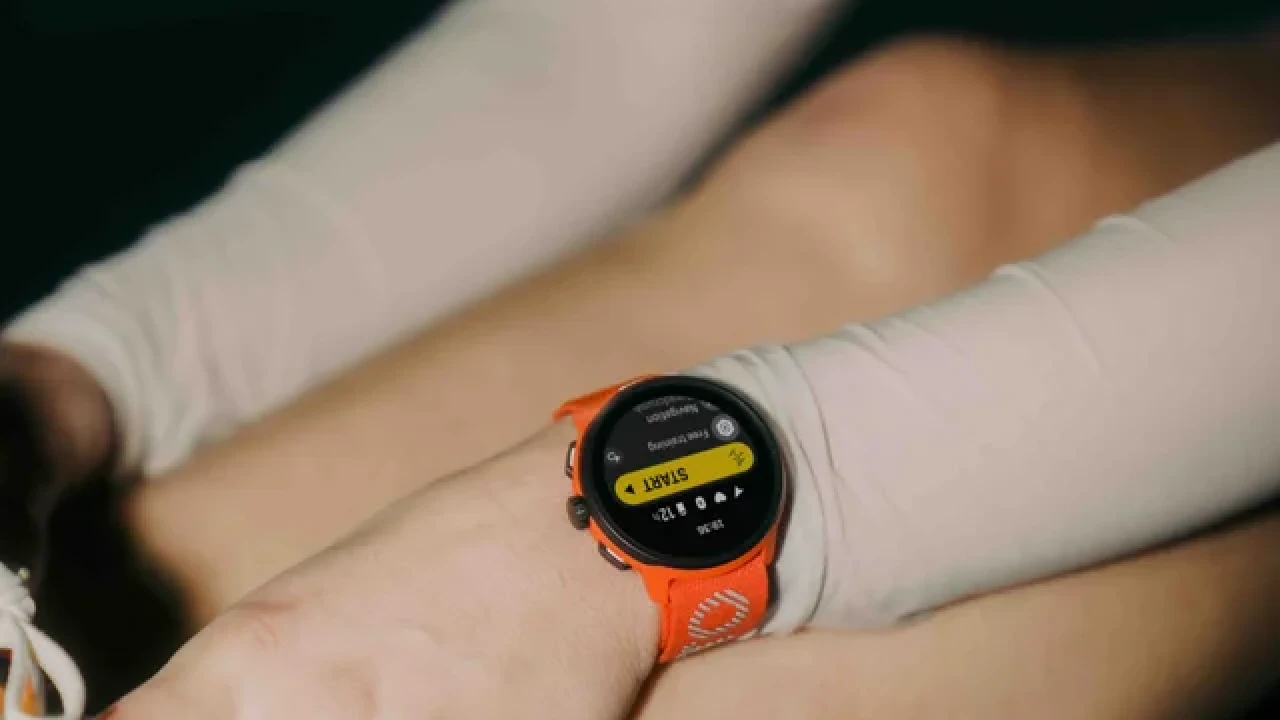 ランナー向け軽量GPSウォッチ「Suunto Run」に新色コーラルオレンジと 